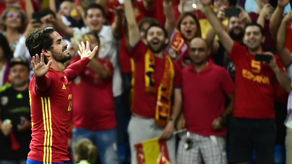 Isco celebra uno de sus goles a Italia. (AFP)