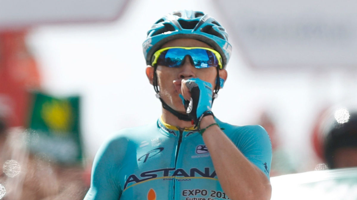 José Luis López celebra su victoria en Sierra Nevada. (EFE)