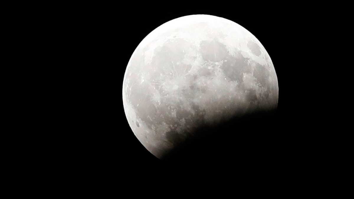 El eclipse lunar es un fenómeno natural que atrae la curiosidad de millones de personas.
