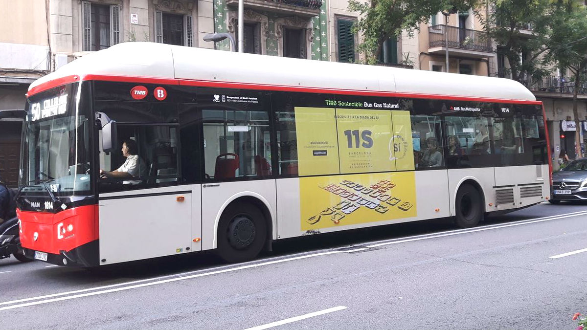Colau convierte los autobuses de Barcelona en propaganda itinerante de la secesión