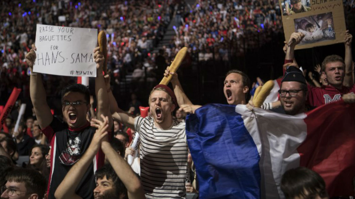 Un grupo de fans de uno de los participantes en la final europea de ‘League of Legends’, el viodejuego más popular. Foto: AFP