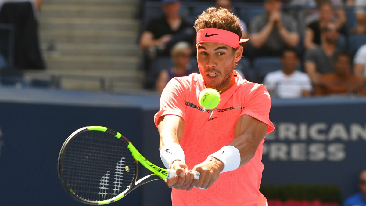 Nadal golpea un revés frente a Dolgopolov. (AFP)