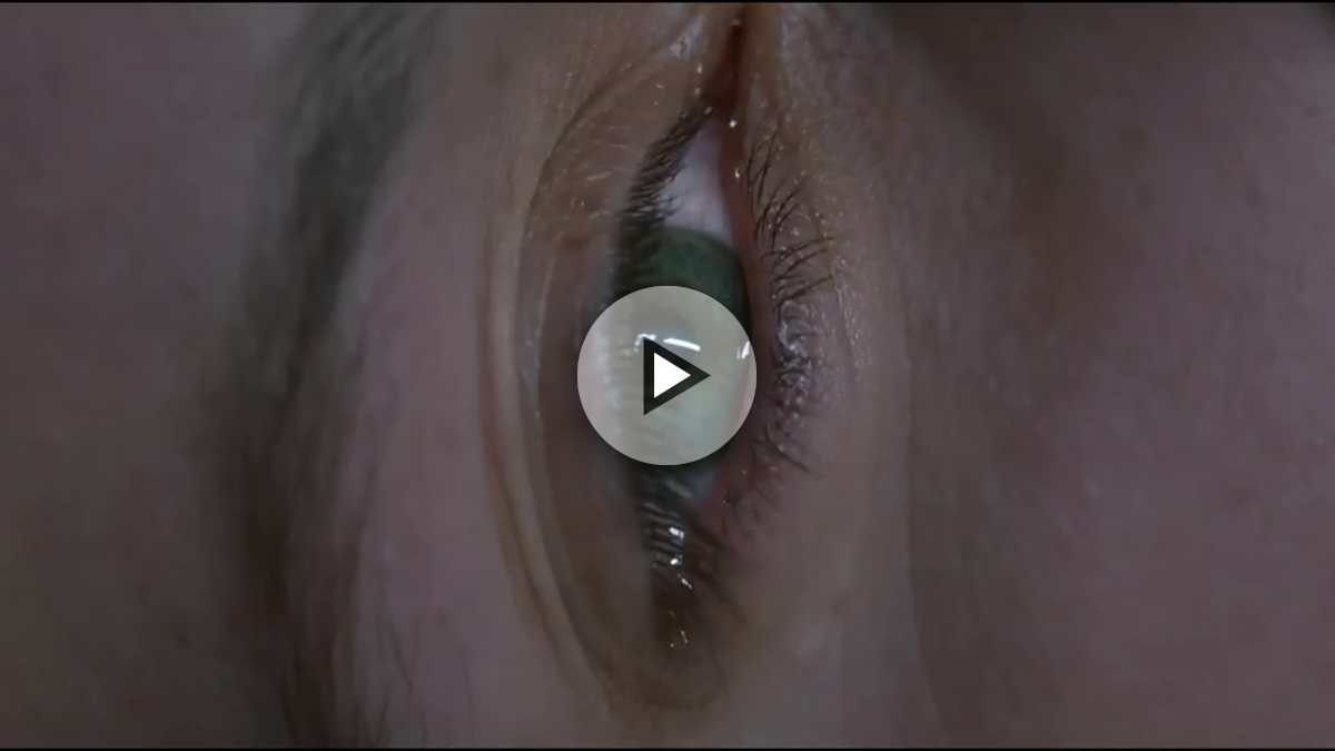En la primera escena del filme, Ozon funde un ojo llorando con una vagina en pleno orgasmo.