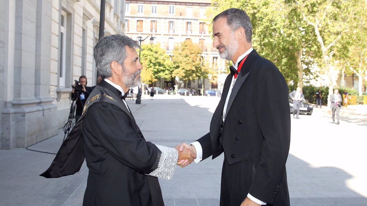 Felipe VI y Carlos Lesmes. (Foto: Casa Real)