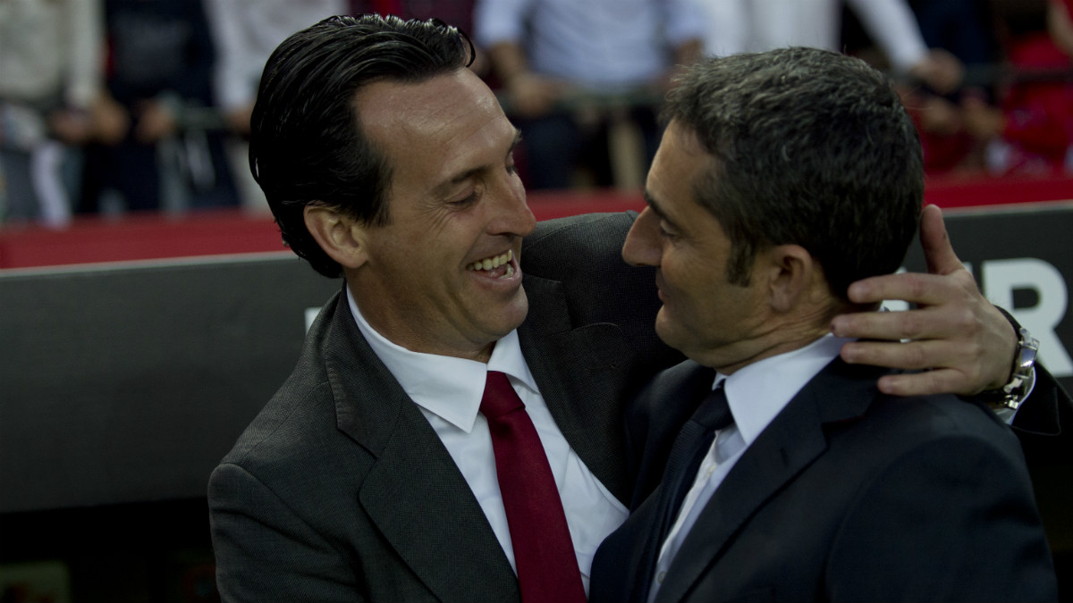 Emery saluda a Valverde durante un partido. (AFP)