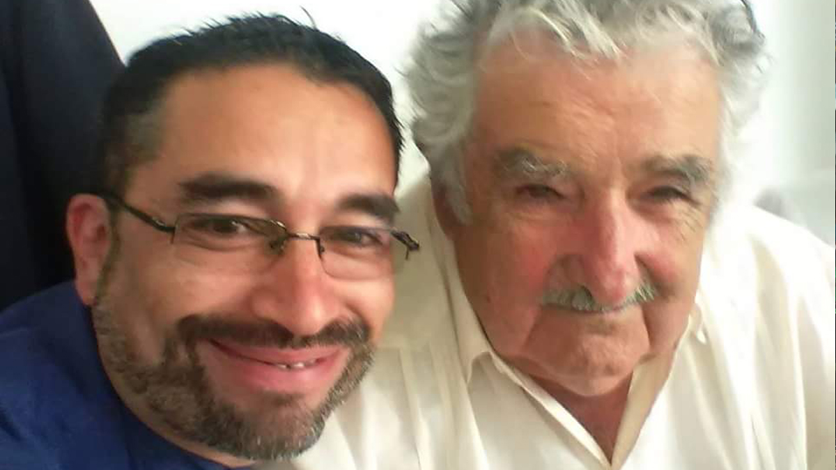Gabriel Fernández con el ex presidente de Uruguay José Mujica. (Foto: Twitter)