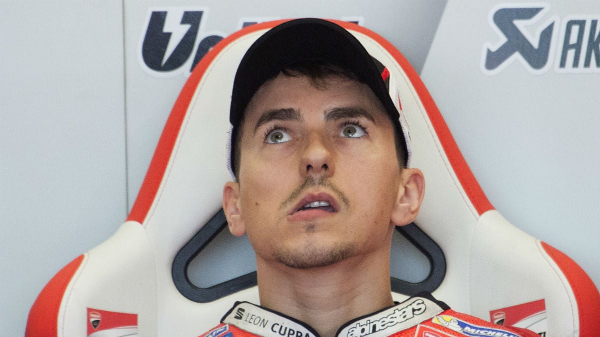 Jorge Lorenzo ha asegurado que, llegado el caso, no le importará ayudar a su compañero Dovizioso a hacerse con el título mundial de MotoGP. (Getty)