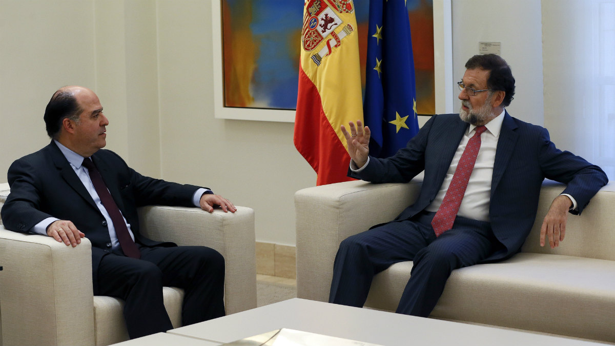 Julio Borges, presidente de la Asamblea Nacional de Venezuela, junto a Mariano Rajoy en la Moncloa. (EFE)