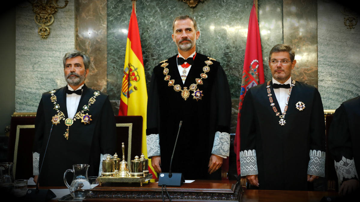 El Rey, junto a Carlos Lesmes y Rafael Catalá en la apertura del Año Judicial. (EFE)