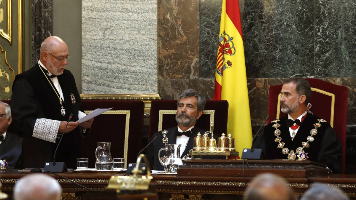 El fiscal general del Estado, José Manuel Maza, junto a Carlos Lesmes y el rey Felipe VI en la Apertura del Año Judicial. (EFE)