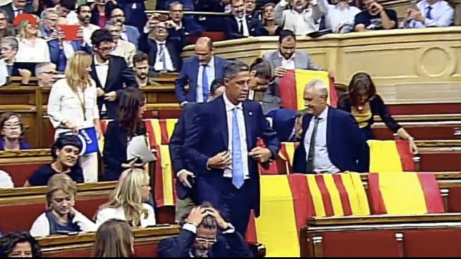 Los diputados del PP abandonan el Parlamento catalán tras el golpe de estado consumado por los independentistas.