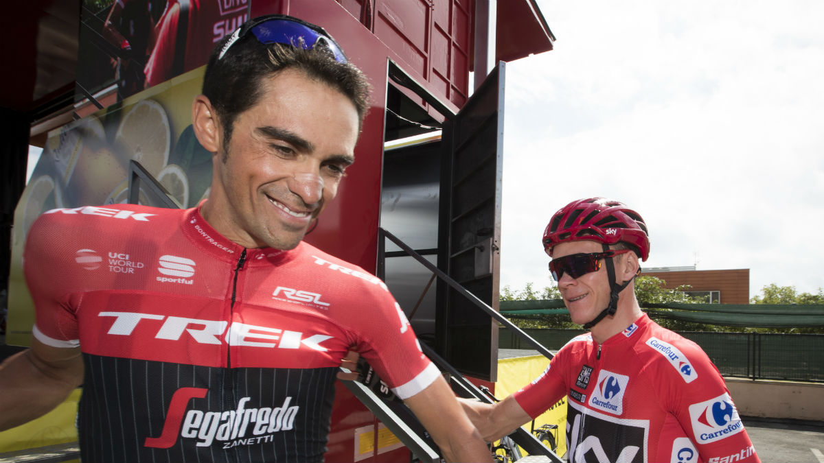 Alberto Contador se saluda con Chris Froome en el podio de la Vuelta. (AFP)