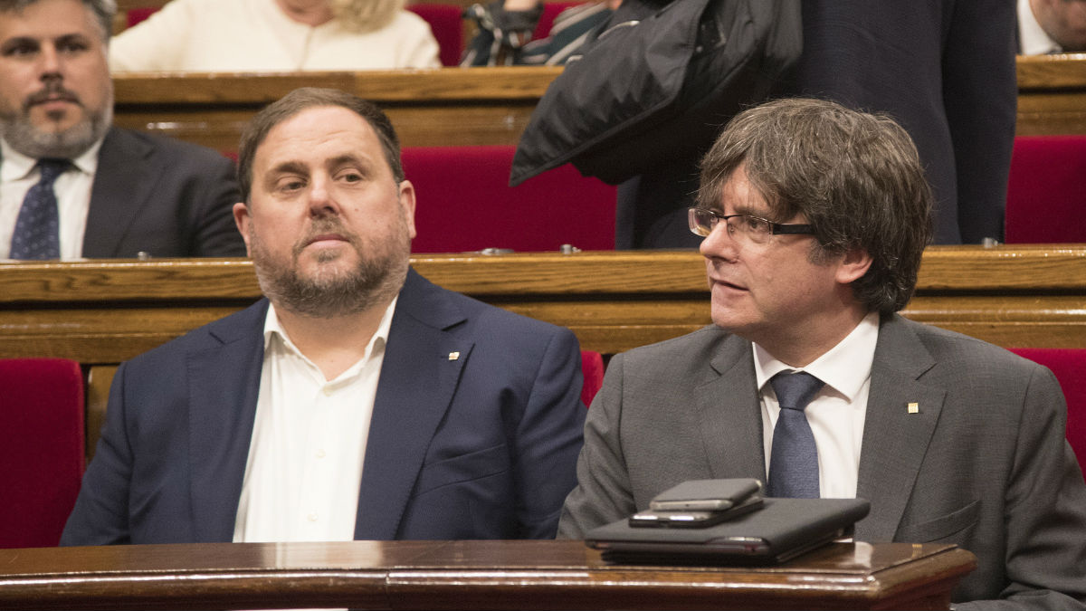 Puigdemont y Junqueras, en el Parlament catalán.