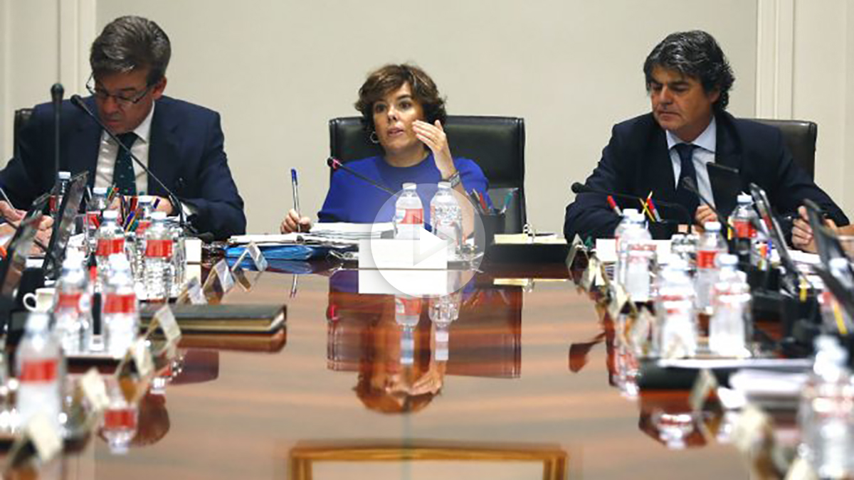 La presidenta del Gobierno, Soraya Sáenz de Santamaría (c), preside en el Complejo de La Moncloa, la reunión de la Comisión General de Secretarios de Estado y Subsecretarios (Foto: Efe)