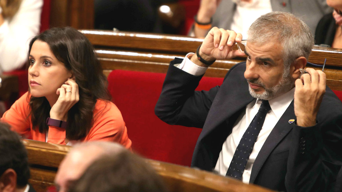 El portavoz del grupo parlamentario de Ciudadanos, Carlos Carrizaosa (d), junto a la presidenta el grupo, Inés Arrimadas (i) (Foto: Efe)