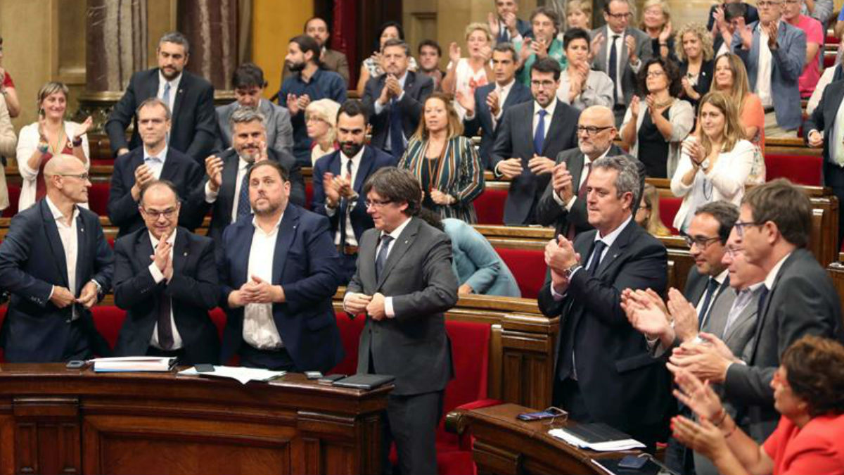 El Parlamento de Cataluña con Carles Puigdemont y Oriol Junqueras en primera fila. (Foto: EFE)