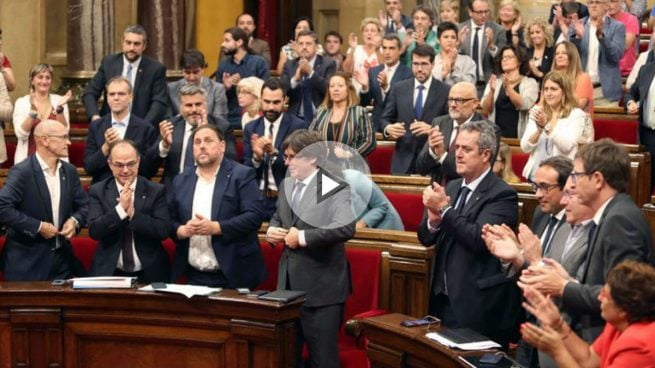El Parlamento de Cataluña con Carles Puigdemont y Oriol Junqueras en primera fila de los escaños. Foto: EFE