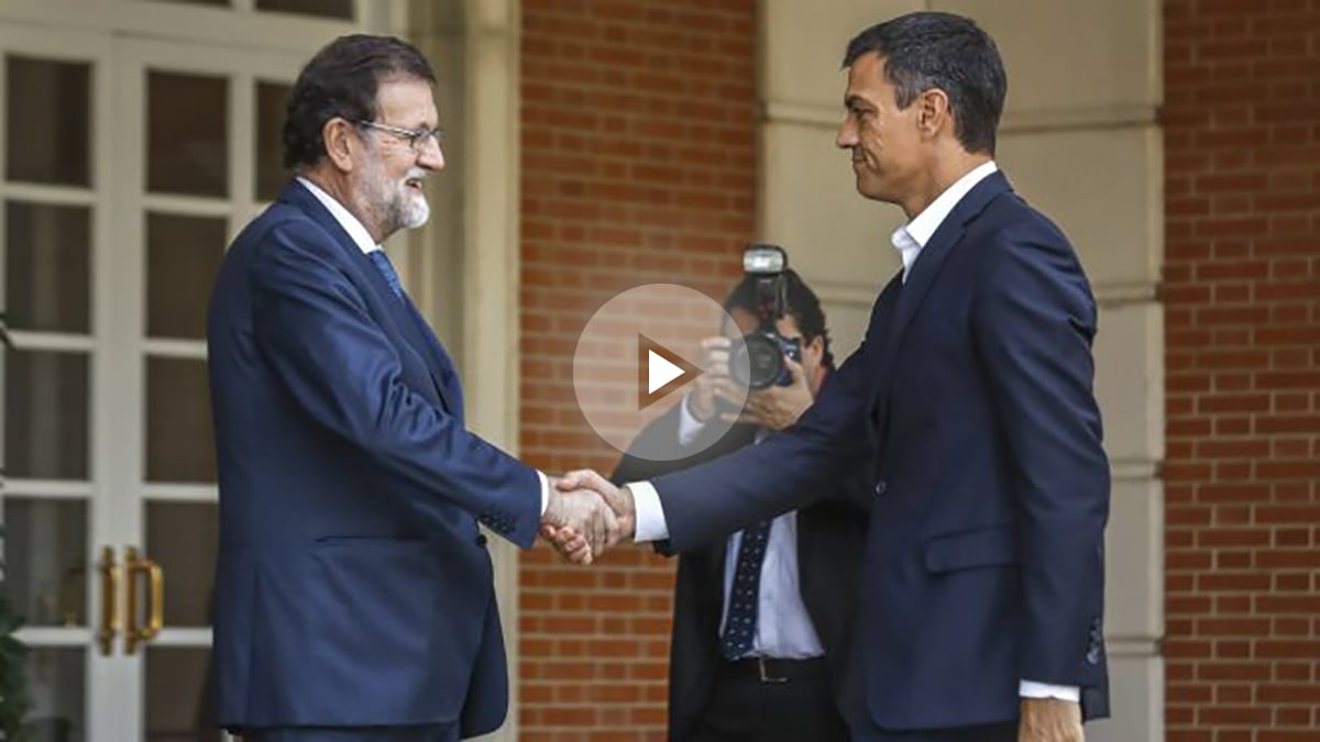 Mariano Rajoy y Pedro Sánchez se reúnen en el Palacio de la Moncloa para responder al golpe independentista. (EFE)