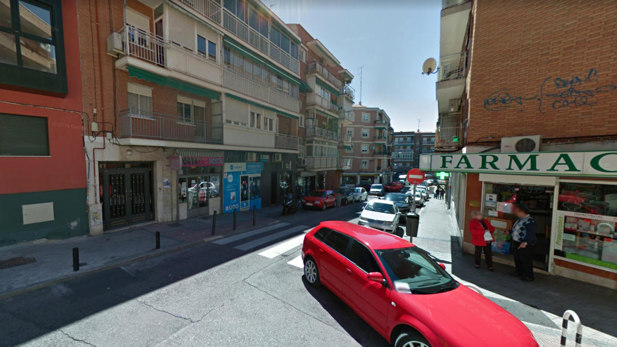 Fachada de la calle Vicente Espinel, 35, en Madrid, donde se produjo el suceso.