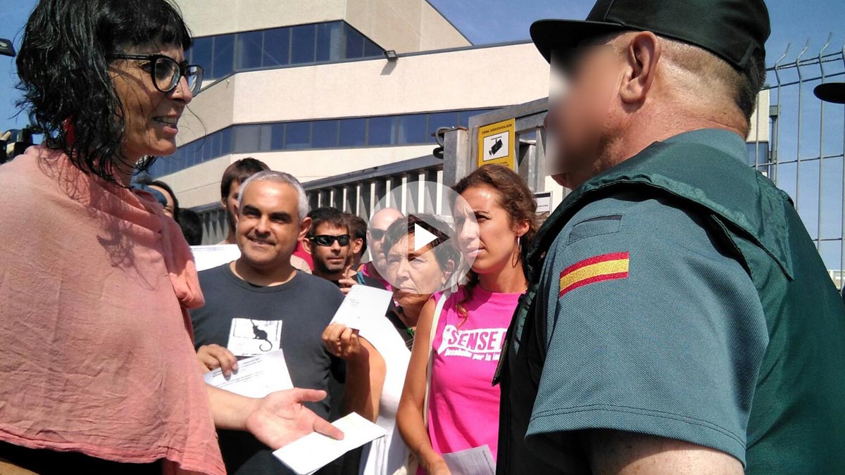 Una militante de la CUP entrega papeletas del referéndum a un Guardia Civil en Tarragona.