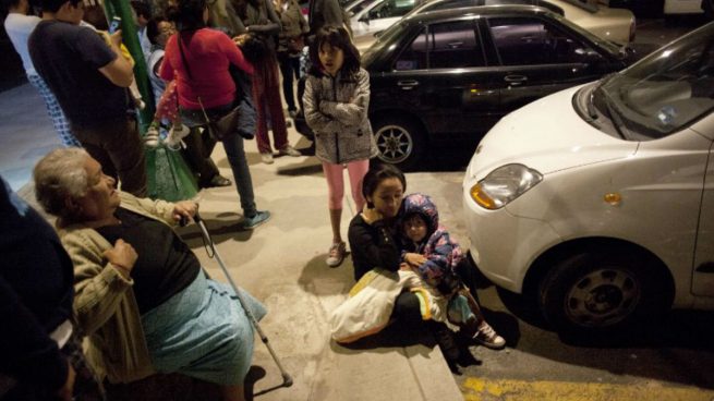 Ciudadanos de Ciudad de México se agolpan en las calles tras el fuerte terremoto sufrido en el país. Foto: AFP