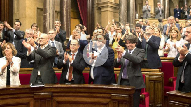 Puigdemont, Junqueras y el resto de diputados de Junts pel Sí y la CUP aplauden tras aprobarse la Ley de Transitoriedad (Foto: Efe).