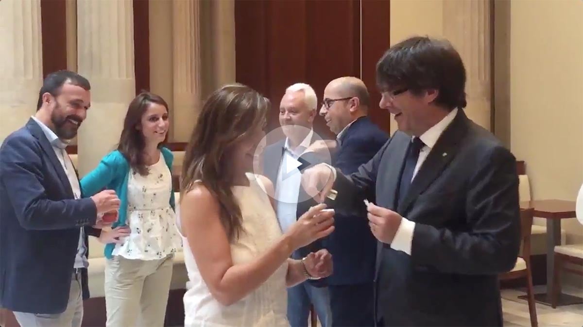 Sánchez-Camacho, Levy y Vila bromean con Puigdemont y sus colaboradores en la cafetería del Parlament.