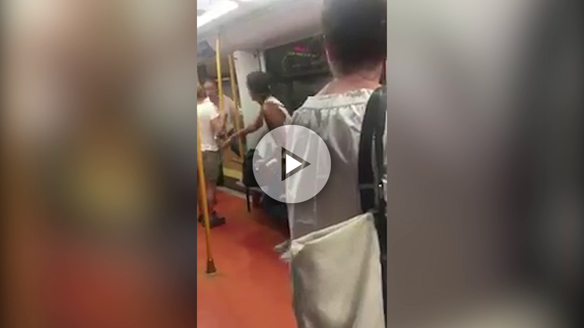 Viajeros del Metro de Madrid insultan e increpan a un racista que agredía a una pareja de magrebíes.