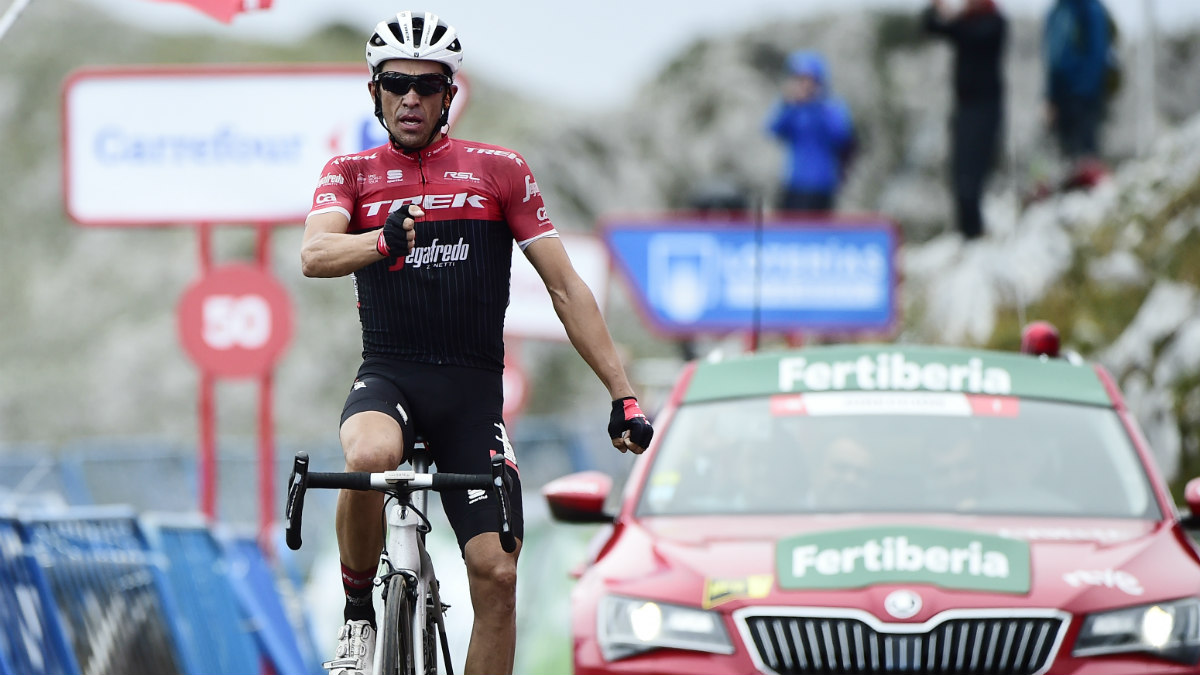 Contador celebra su victoria en L’Angliru. (AFP)