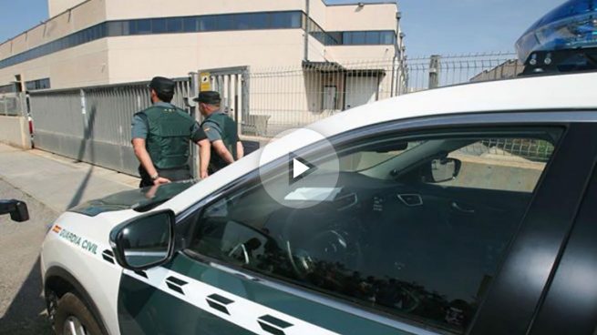 Agentes de la Guardia Civil registran los vehículos de aquellos empleados que salen de la imprenta Indugraf FOto: EFE