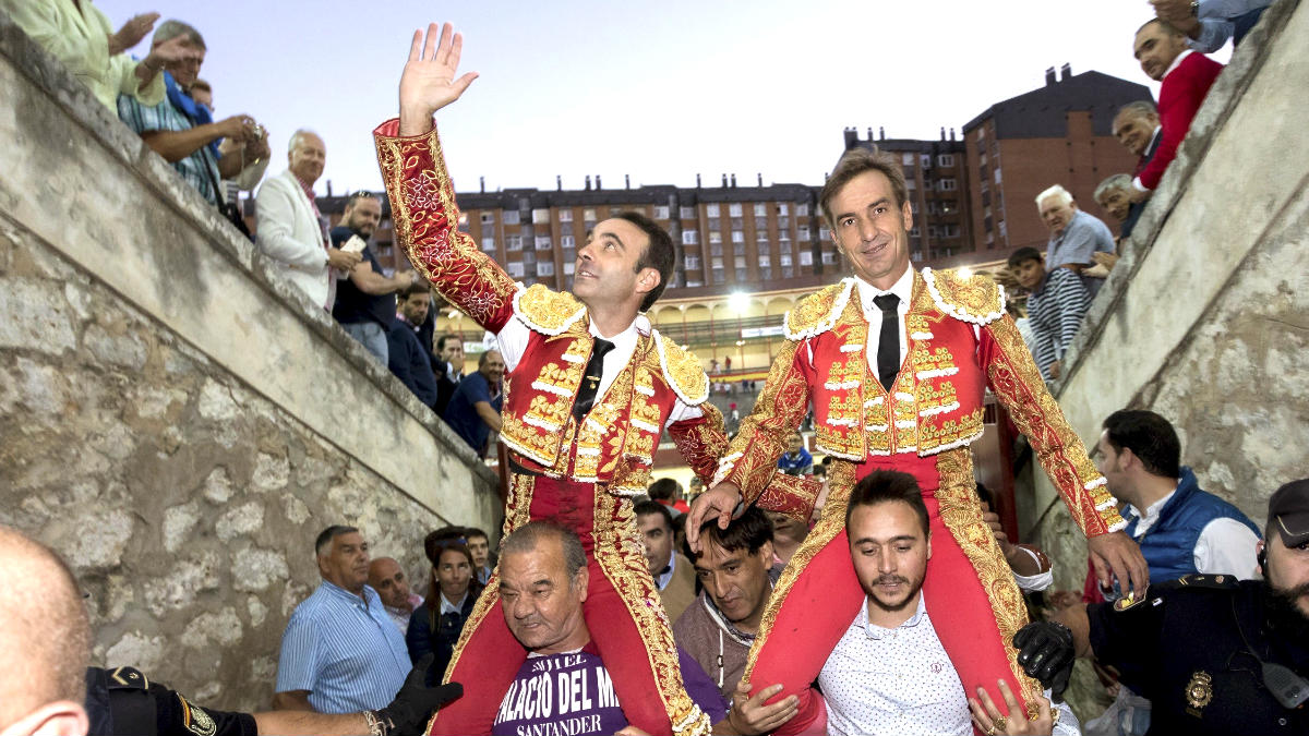 Enrique Ponce y Manolo Sánchez  salen a hombros en Valladolid (Foto: Efe).