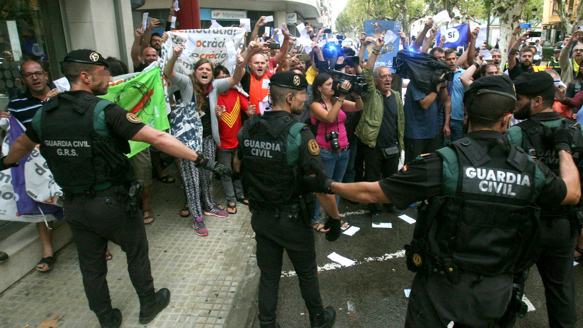 Radicales independentistas convocados por la CUP increpan a la Guardia Civil ante la redacción del semanario El Vallenc.
