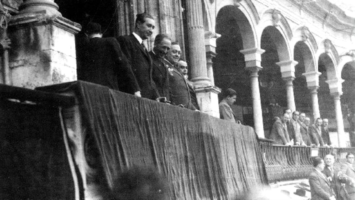 Lluís Companys proclama el Estado catalán desde el balcón de la Generalitat.