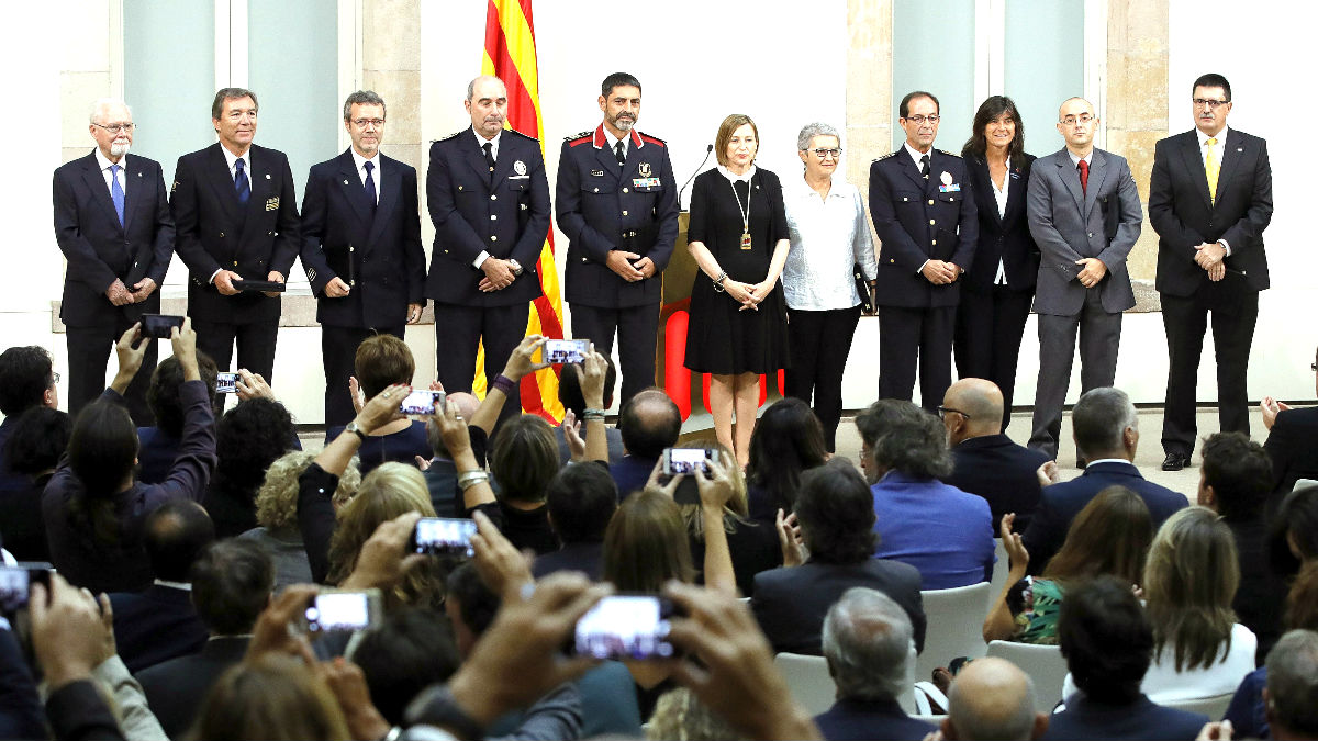 Foto de familia de los premiados con la presidenta del Parlament, Carme Forcadell (Foto: Efe).