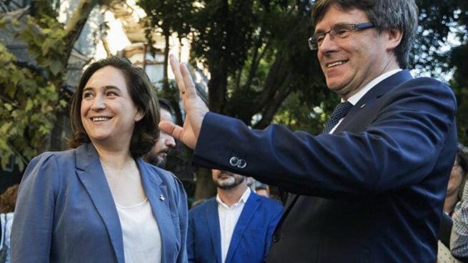 Ada Colau charla amistosamente con Carles Puigdemont tras la ofrenda floral al monumento a Rafael Casanova con el que da comienzo la Diada de Cataluña cada año. Foto: EFE