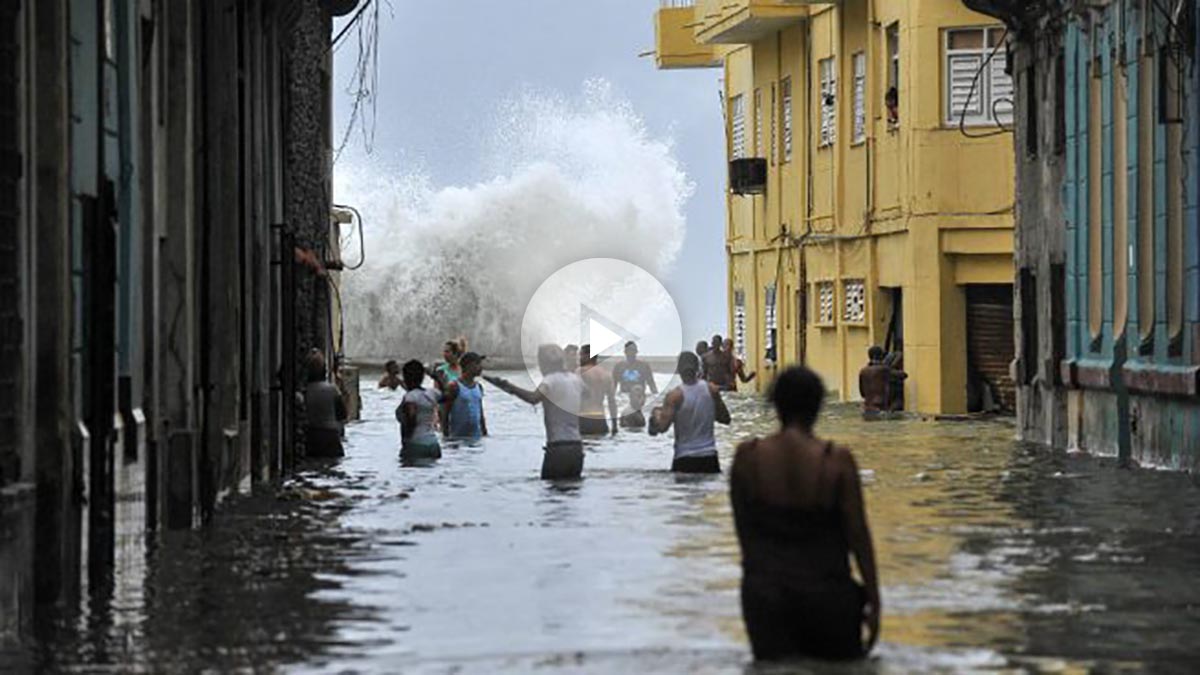 El huracán ‘Irma’ convirtió muchas de las calles de La Habana (Cuba) en verdaderos brazos de mar. (AFP)
