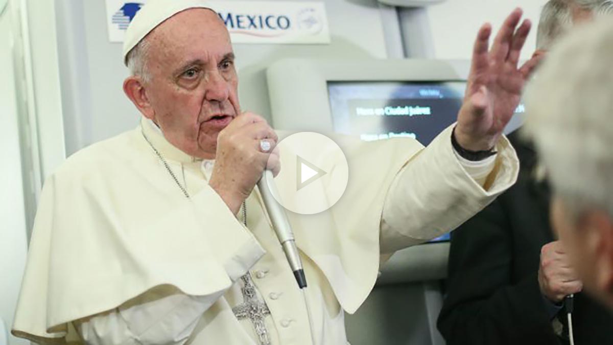El papa Francisco en el avión de regreso de México a Roma. (AFP)