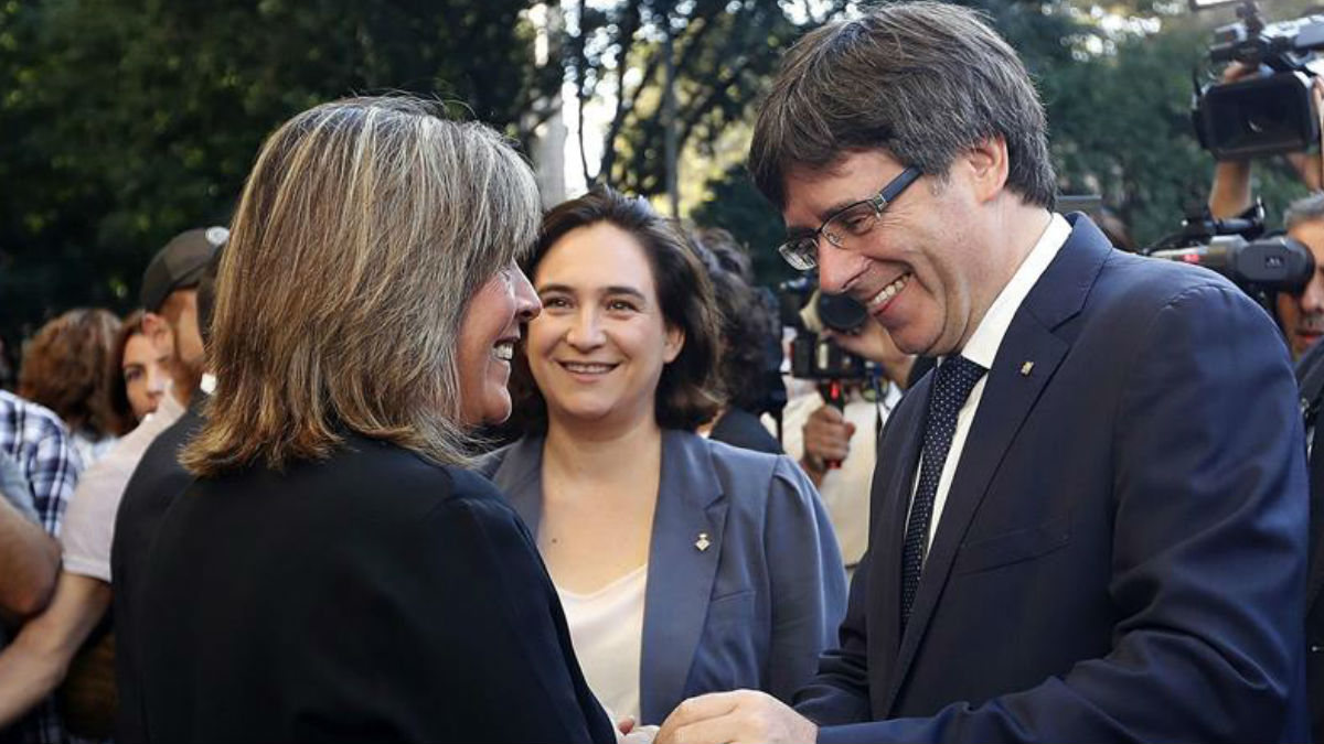 Carles Puigdemont junto a la alcaldesa de Barcelona, Ada Colau y la alcaldesa de L’Hospitalet de Llobregat, Núria Marín. Foto: EFE