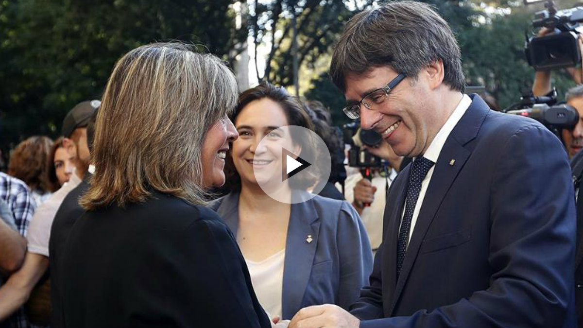 El presidente de la Generalitat, Carles Puigdemont, junto a la alcaldesa de Barcelona, Ada Colau (c), conversa con la alcaldesa de L’Hospitalet de Llobregat (Barcelona), Núria Marín, al inicio de la ofrenda floral al monumento a Rafael Casanova con motivo de la Diada. Foto: EFE