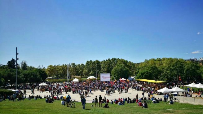 Una ‘multitud’ de apenas 500 fieles arropa a Iglesias y Colau en su defensa de la Cataluña soberana