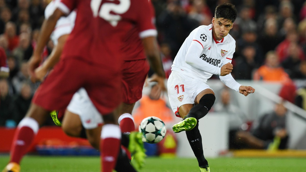 Joaquín Correa golpea el balón en Anfield. (AFP)