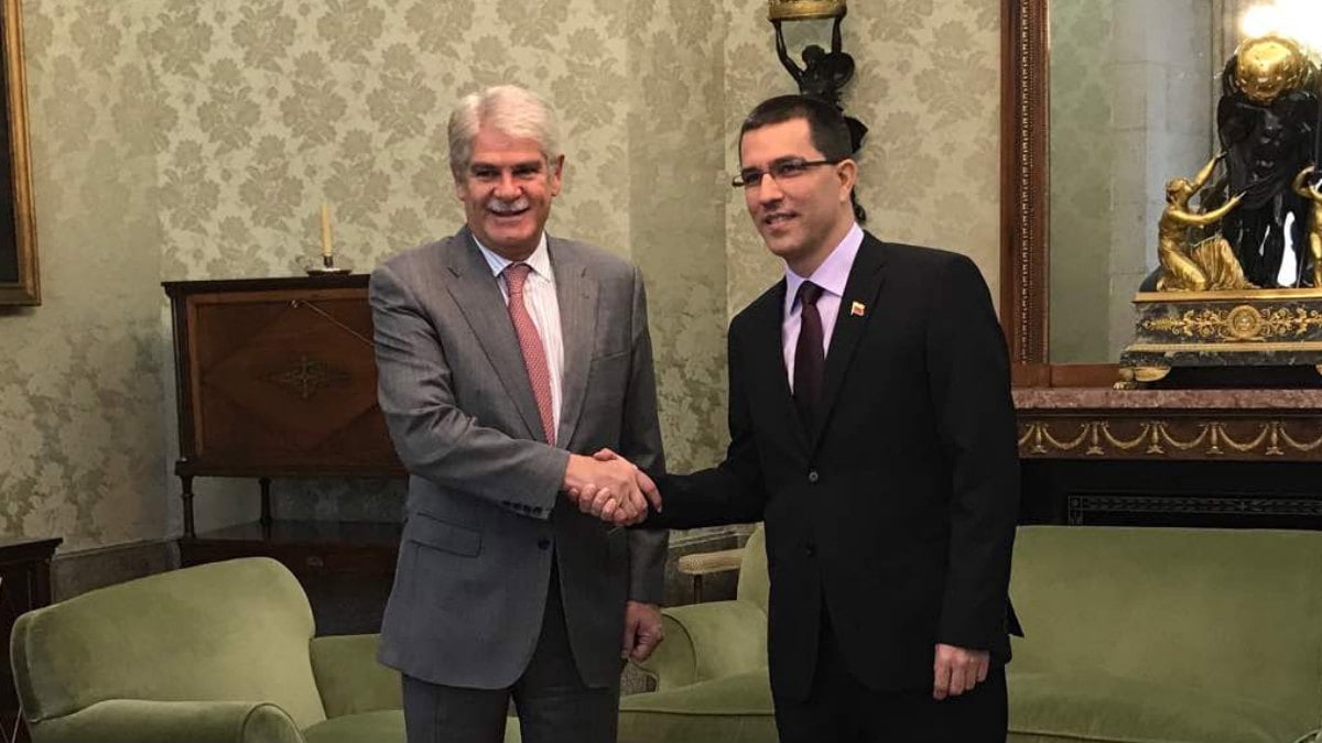 Alfonso Dastis y Jorge Arreaza, ministros de Exteriores de España y Venezuela, durante una reunión.