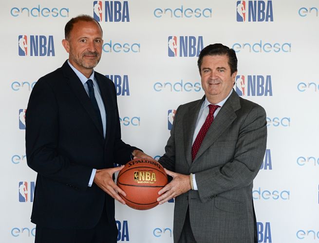 Borja Prado, Presidente de Endesa, (dcha.) y Chus Bueno, Vicepresidente de Desarrollo de Negocios de Baloncesto de la NBA para EMEA (Foto:endesa)