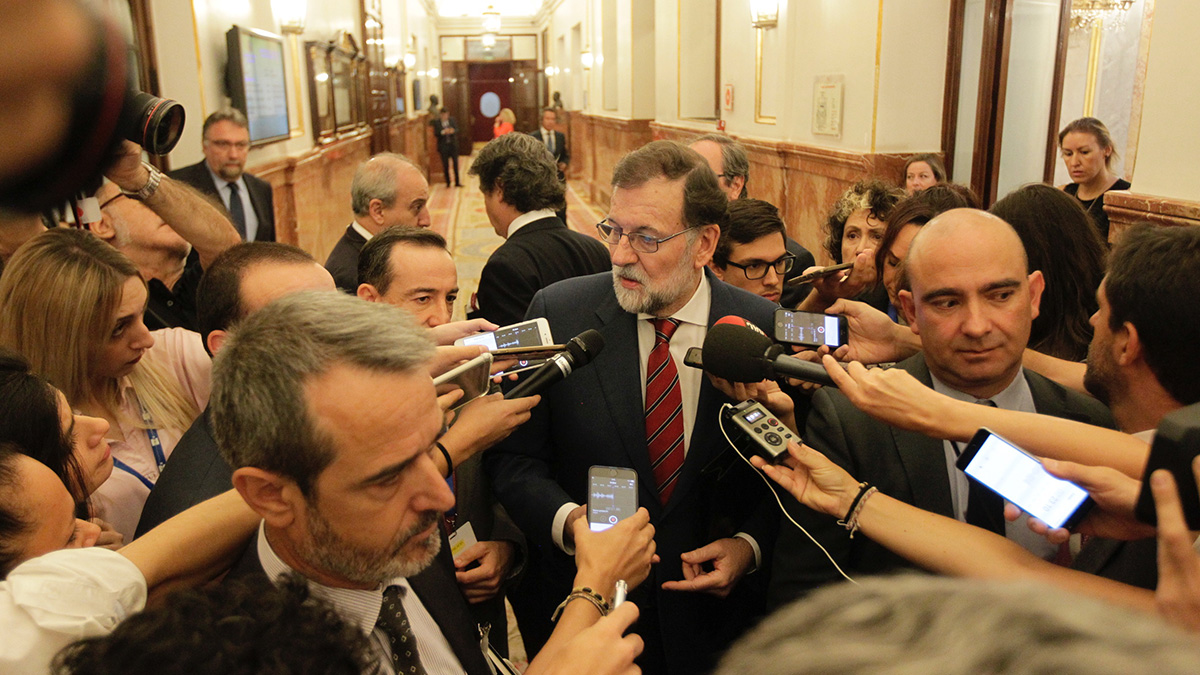 Mariano Rajoy atiende a los medios antes de entrar al Congreso de los Diputados. (Foto: Francisco Toledo)