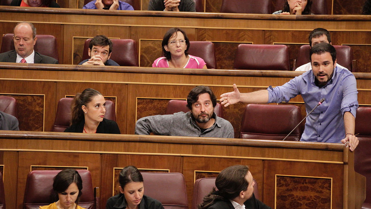 Alberto Garzón y la bancada de Podemos durante la sesión del Congreso de los Diputados. (Foto: Francisco Toledo)