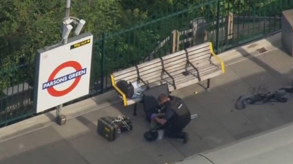 Un agente de la Policía británica en la estación del Metro de Londres de Parsons Green.