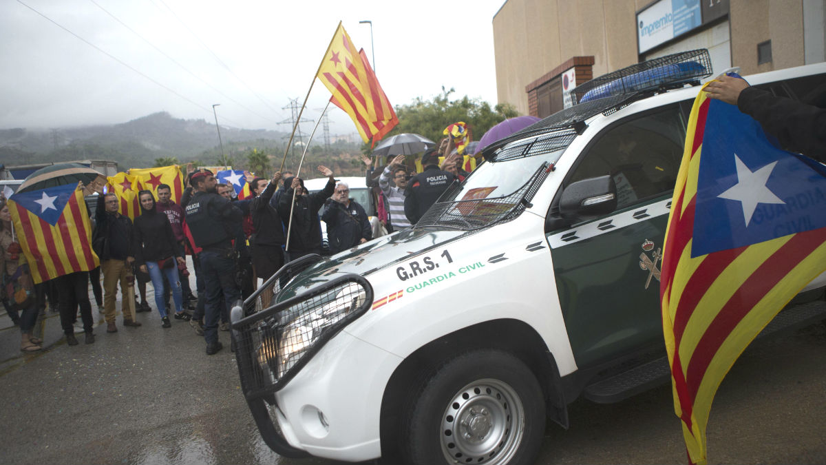 Agentes de la Guardia Civil en la imprenta Artyplan de Sant Feliu de Llobregat. (Foto: EFE)