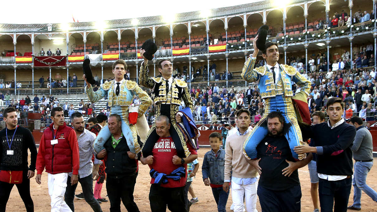 Marín, Ponce y Perera salen a hombros en Salamanca (Foto: Efe).