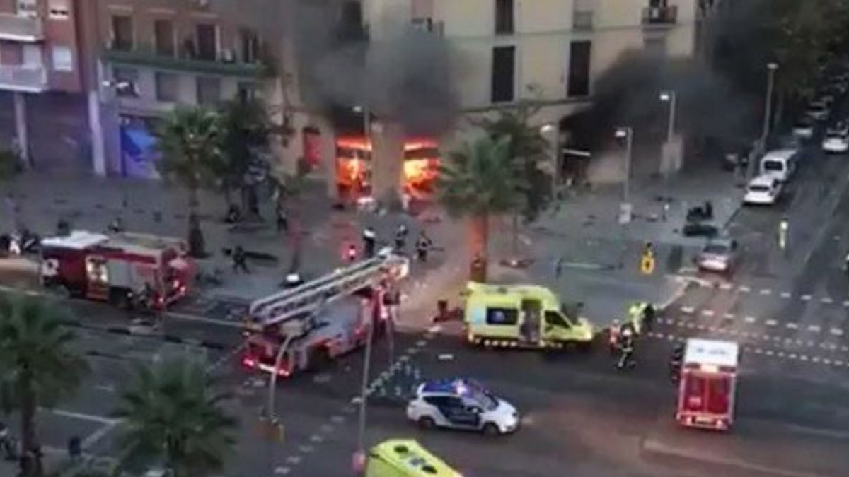 Los Bomberos de Barcelona apagando las llamas tras la explosión en Barcelona.