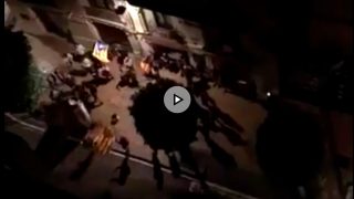Los manifestantes convocados por la CUP ante el hotel en el que se alojan los antidisturbios en Reus.